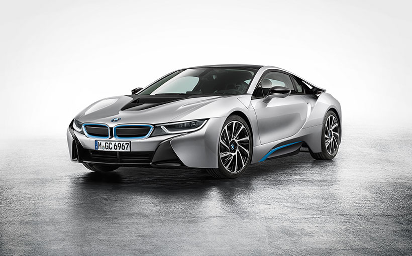 BMW i8 chases supercars with electrifying results