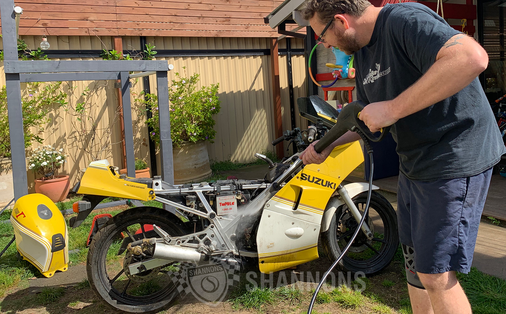 Suzuki RG250 HB Replica: Yellow Terror Part 1