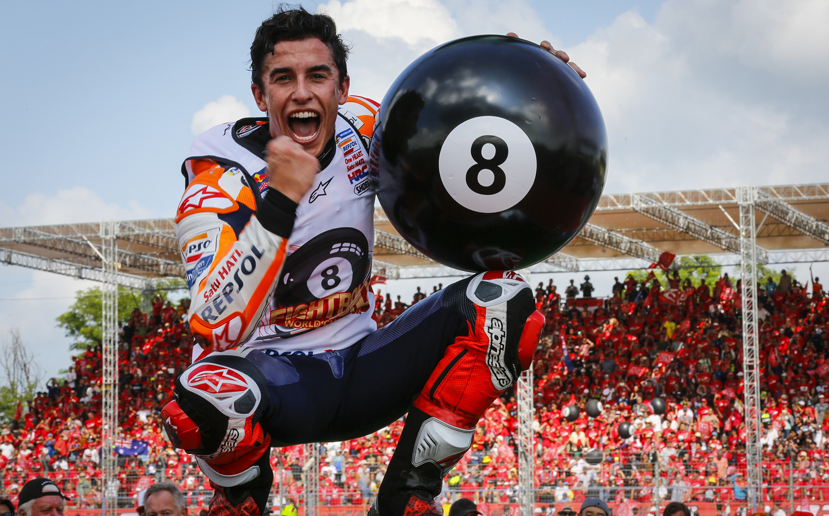 Marc Marquez Battles with Fabio Quartararo to Win in Thailand. Becoming the 2019 MotoGP World Champion!
