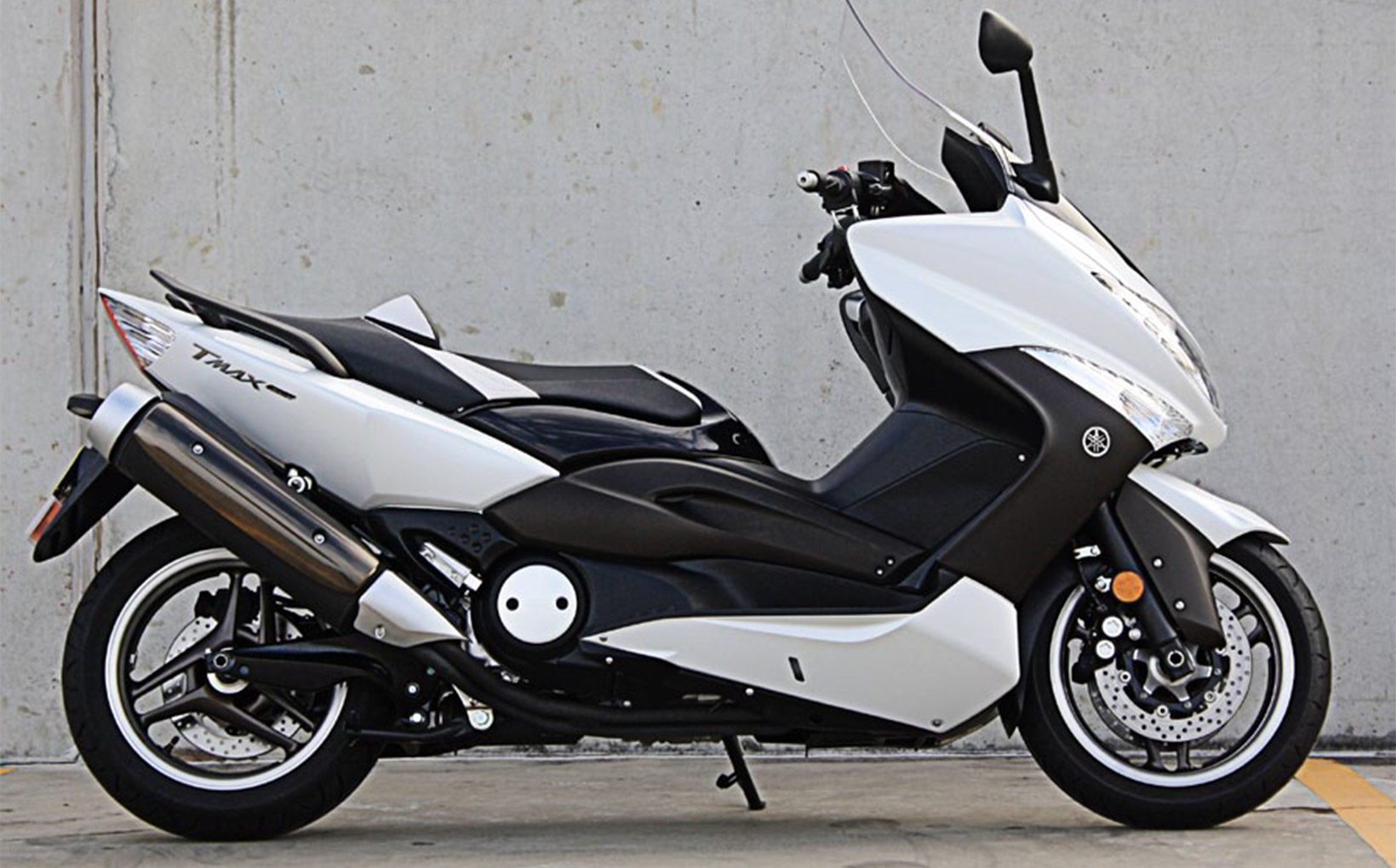 QUIKSPIN: Yamaha TMAX White Max - White Out