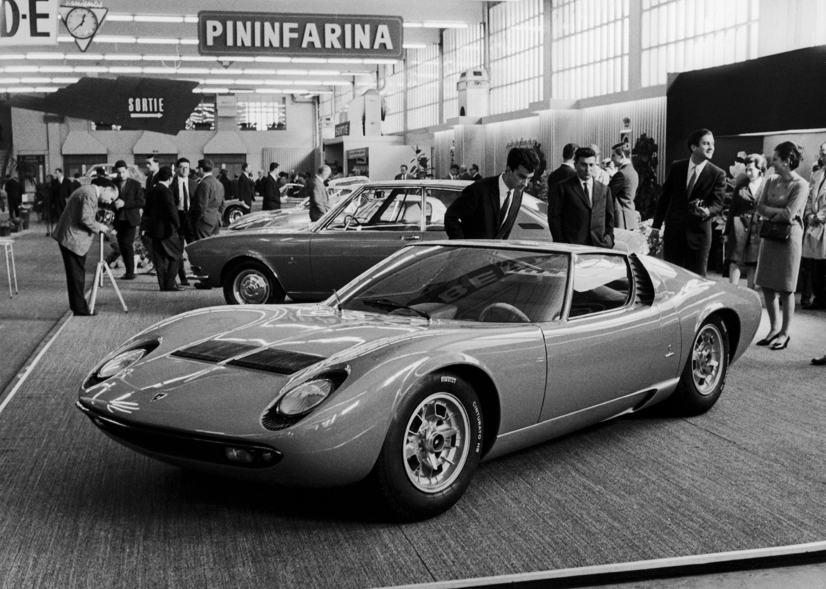 LAMBORGHINI MIURA: Ushering in the Mid-Engine Revolution