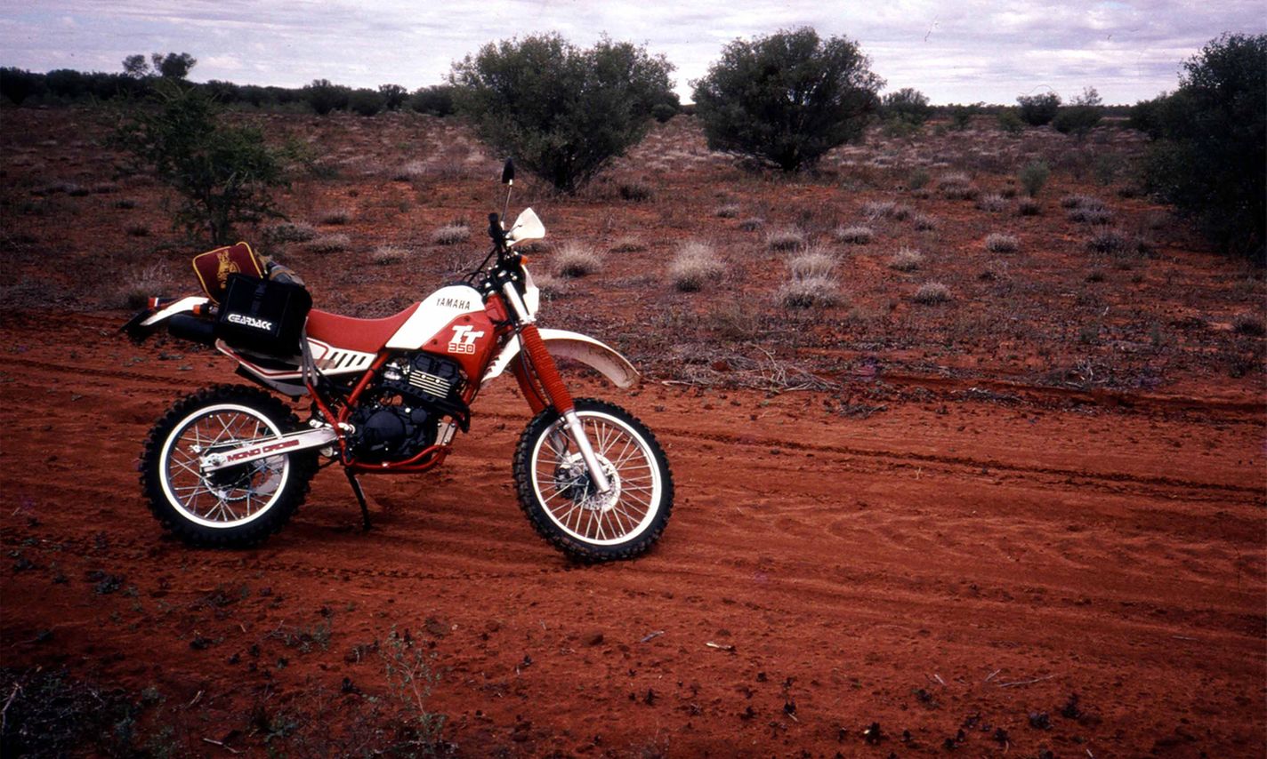 Northern Territory: Chambers Pillar - Desert Duelling